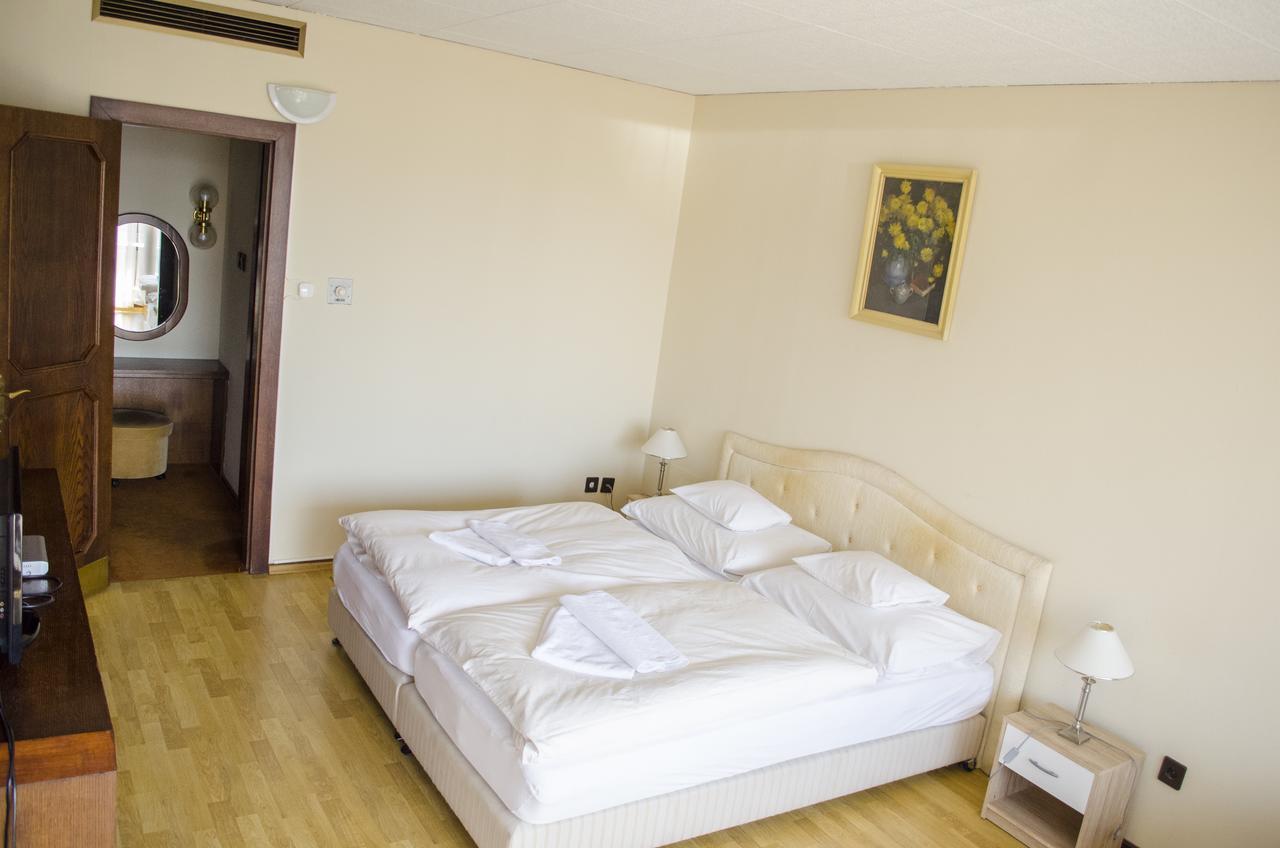Hotel Konferencia Gyor Exterior photo