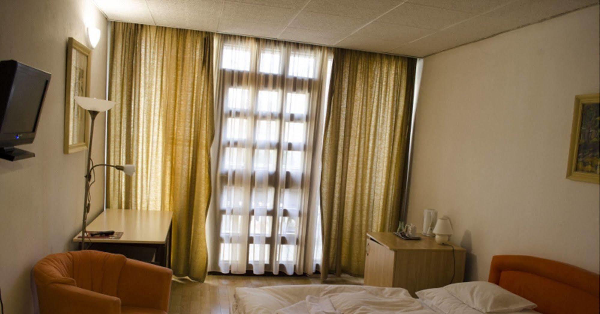 Hotel Konferencia Gyor Exterior photo